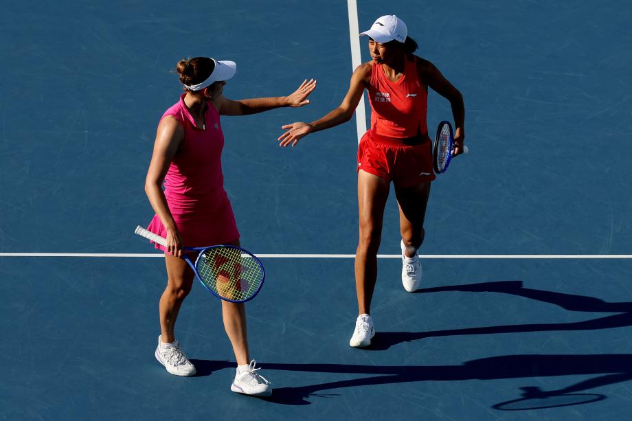 [图]张帅/梅尔滕斯救4赛点逆转 晋级迈阿密赛女双四强